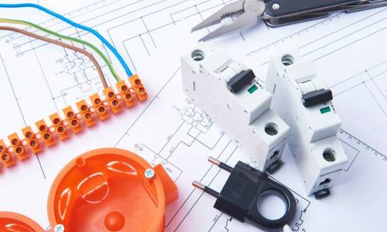 Bezpieczeństwo instalacji elektrycznych – kluczowe aspekty, na które należy zwrócić uwagę