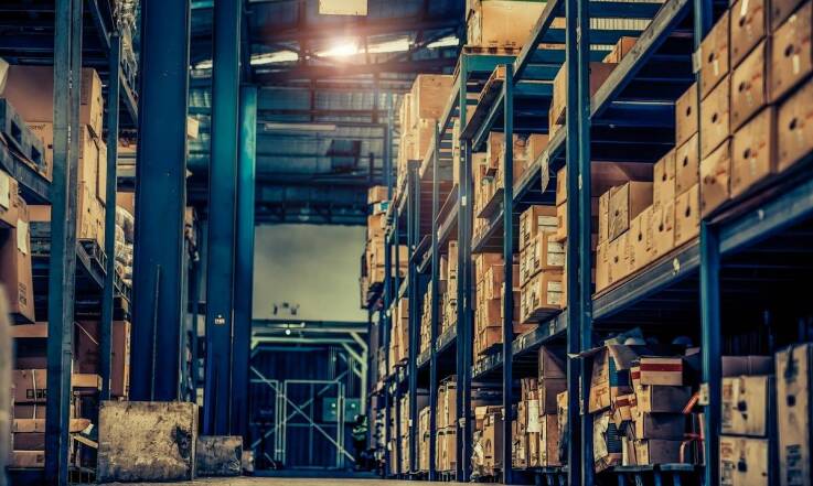 Producent plandek na wymiar i jego rola w logistyce magazynowej