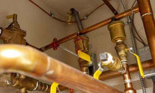 Jakie są najczęstsze błędy podczas montażu przyłączy gazowych i jak ich unikać?