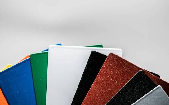 Tabliczki metalowe z nadrukiem w branży motoryzacyjnej – zastosowania i zalety