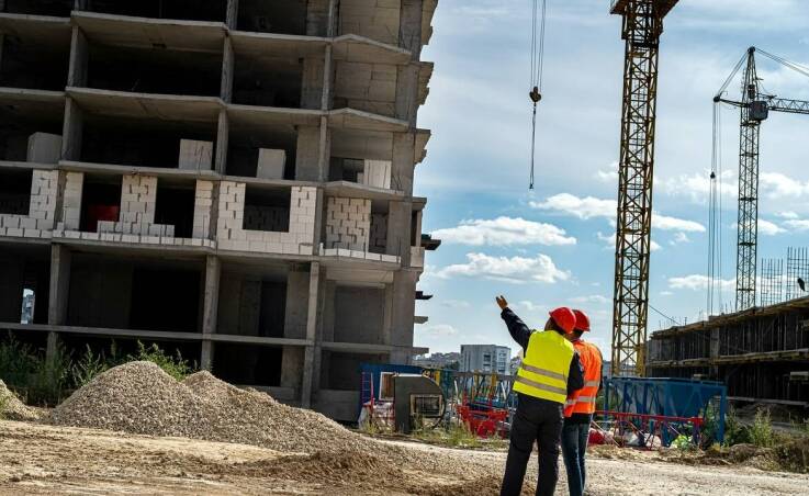 Jak dobrać sprzęt budowlany do specyficznych potrzeb inwestycji?