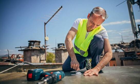 Profesjonalne frezowanie przewodów kominowych przez kominiarza Łomianki