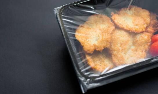 Rękaw foliowy w produkcji opakowań – jakie ma zastosowanie?