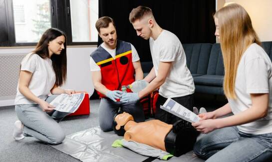 Jakie są najczęstsze wyzwania podczas organizacji szkoleń z pierwszej pomocy dla dużych grup?