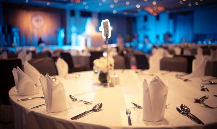 Jakie są zalety wyboru profesjonalnego cateringu na różne wydarzenia?