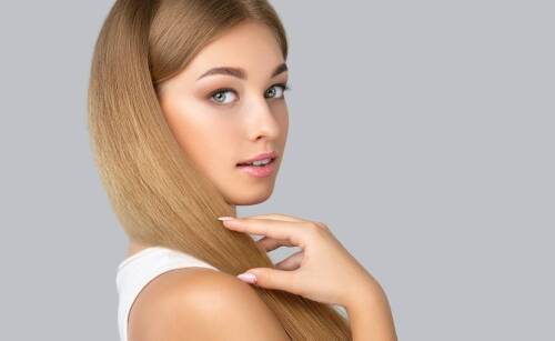 Średni piaskowy blond – czy to kolor dla każdego?