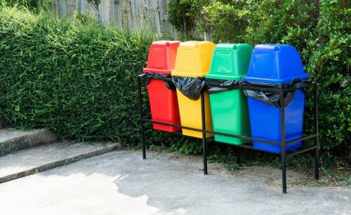 Jakie są zalety korzystania z kontenerów w różnych rozmiarach na budowie?