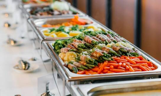 Jakie są zalety korzystania z usług cateringu na imprezach rodzinnych?