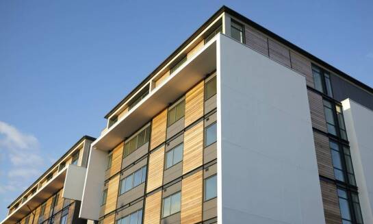 W jaki sposób izolacja wpływa na zmniejszenie emisji gazów cieplarnianych?