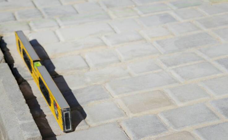 Jak listwy brukarskie wspierają precyzyjne układanie krawężników?