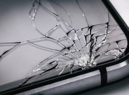Czy da się włączyć telefon z uszkodzonym ekranem?
