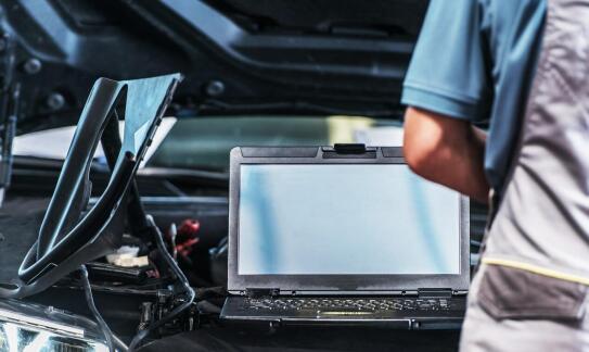 Zalety korzystania z nowoczesnych urządzeń do diagnostyki komputerowej w Gliwicach