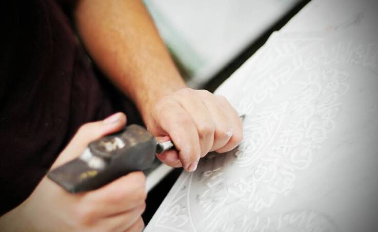 Nagrobki z granitu – jak wygląda proces ich produkcji?