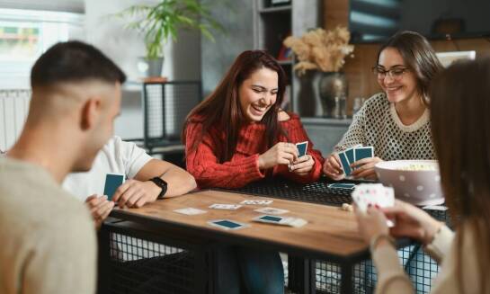 Proste gry karciane dla 2 osób – idealne na wieczór we dwoje