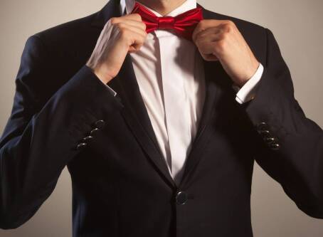 Jaką muchę wybrać do ślubu, aby podkreślić elegancję pana młodego?