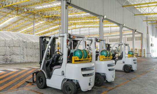 Jak opony do wózków widłowych wpływają na zwrotność pojazdu?