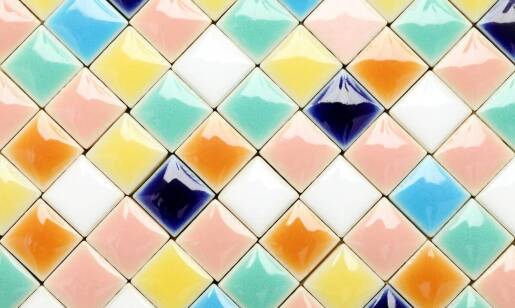 Jak wykonanie mozaik z własnych płytek może podkreślić indywidualny styl?