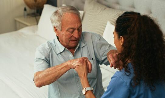 Jakie są zalety dwuzmianowej opieki pielęgniarskiej w Domu opieki Gdańsk?