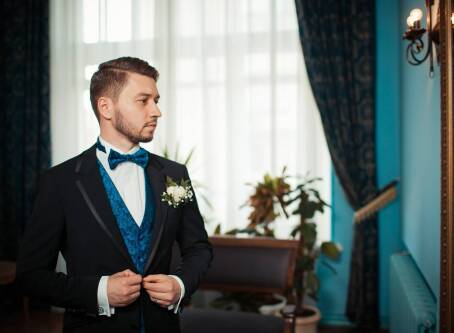 Jak dobrać garnitur dla pana młodego, aby wyglądał stylowo i czuł się komfortowo?