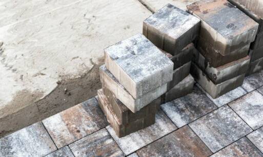 Jakie płyty tarasowe najlepiej sprawdzą się na terenie pochyłym?