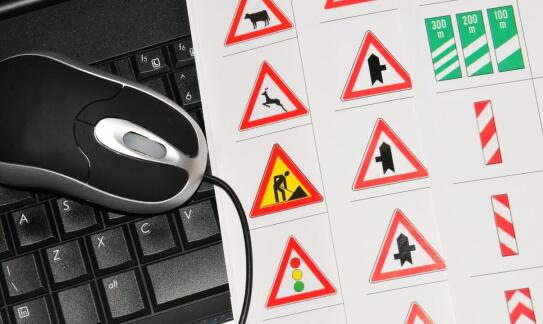 Co obejmują materiały edukacyjne dostępne w kursach nauki jazdy w Olsztynie?