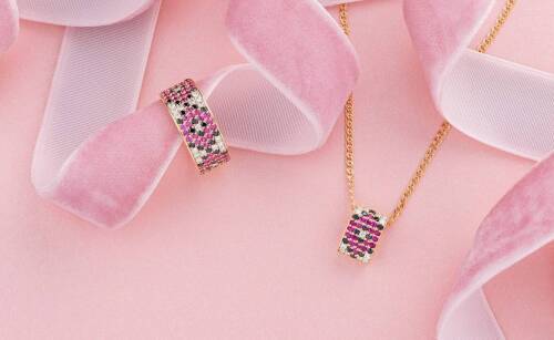 Srebrne bransoletki damskie z personalizowanymi zawieszkami - wyraź swój styl