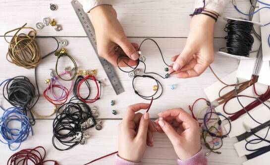 Bransoletki na sznurku jako nośnik symboliki – jak dobrać wzór i kolor zgodnie z intencją?