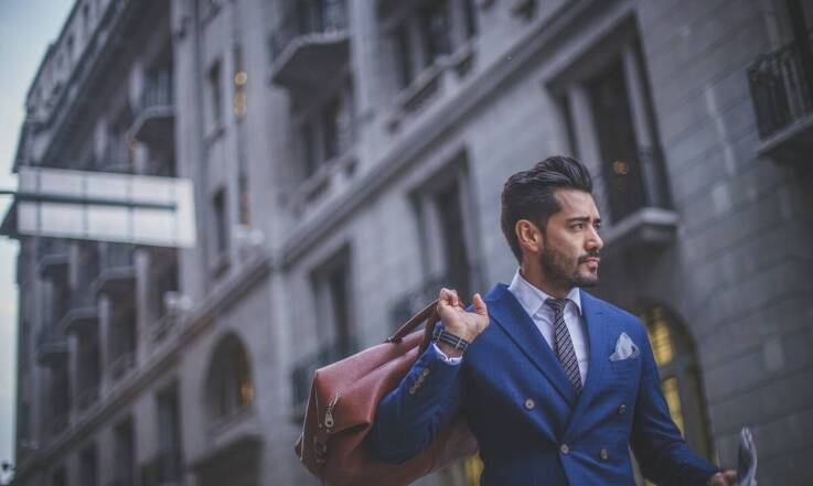 Trendy w garniturach 3 częściowych męskich – co warto wiedzieć?