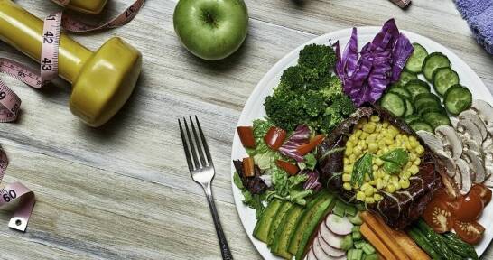 Rola diety w zapewnieniu zdrowia seniorom – jak dostosowuje ją prywatny dom pomocy społecznej?