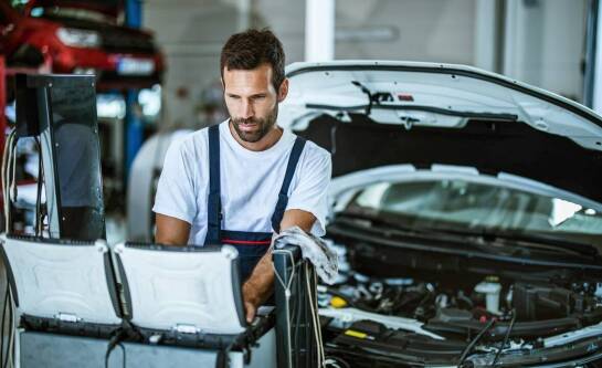 W jaki sposób auto elektryk może pomóc w naprawie układów elektrycznych pojazdu?