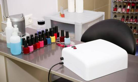 Lakiery hybrydowe w hurtowni kosmetycznej online – co warto wybrać?