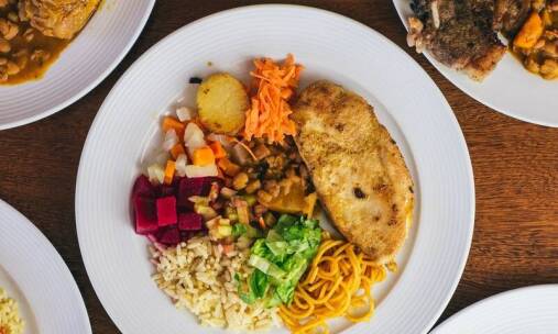 W jaki sposób catering dla przedszkoli dostarcza zrównoważone posiłki?
