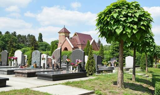 Nagrobki kujawsko pomorskie – jak wybrać trwały i estetyczny materiał?