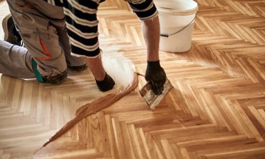 Cyklinowanie bezpyłowe a estetyka wnętrz – jak poprawia wygląd podłóg?