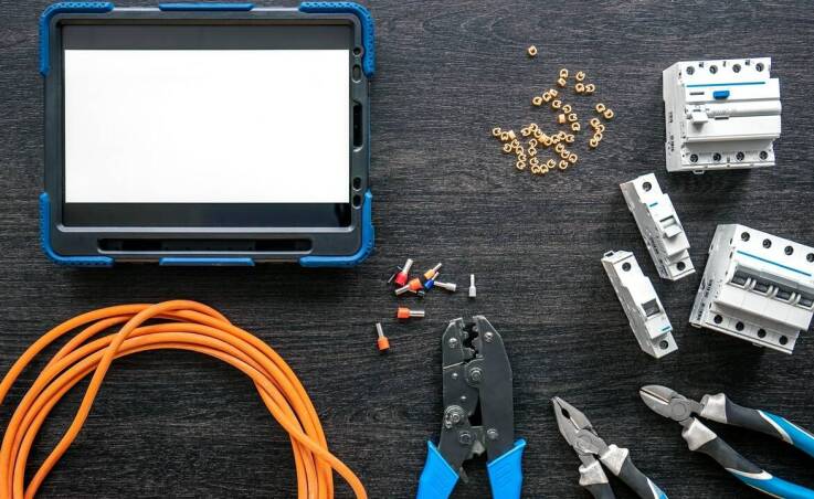 Jakie korzyści oferuje hurtownia elektryczna online dla projektantów instalacji?