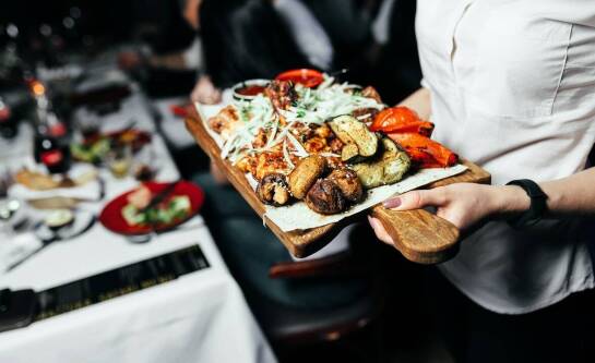 Restauracja jako miejsce pracy — jak wygląda codzienność kucharzy i kelnerów?