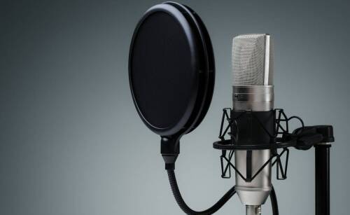 Jak baza głosów lektorskich może podnieść standardy reklam radiowych?