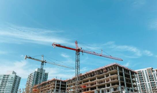 Jakie elementy infrastruktury można montować za pomocą dźwigów w Chojnicach?