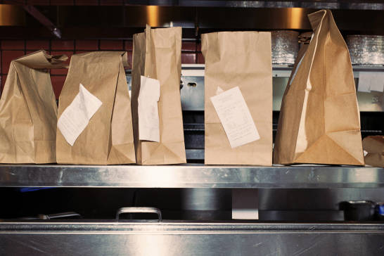 Jak sprzedawać jedzenie na wynos? Zalecenia dla gastronomii na czas kwarantanny