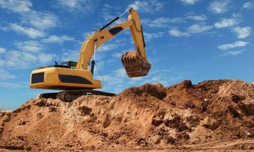 Zastosowanie koparko-ładowarki w inwestycjach budowlanych – co warto wiedzieć?