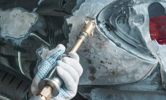 Techniki stosowane przez blacharza w usuwaniu wgnieceń