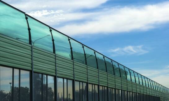 Jakie akcesoria do płyt poliwęglanowych mogą zwiększyć ich funkcjonalność?