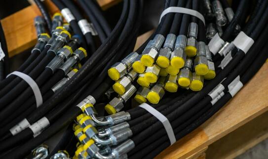 Jak dbać o systemy hydrauliczne w naczepach z ruchomą podłogą?
