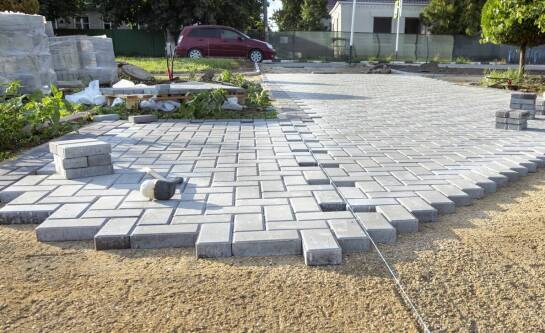 Jakie innowacyjne rozwiązania oferują firmy brukarskie dla nowoczesnych ogrodów?