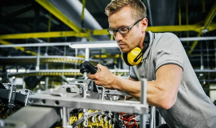 Wsparcie techniczne dla zakładów produkcyjnych – jak wybrać najlepszy serwis maszyn?