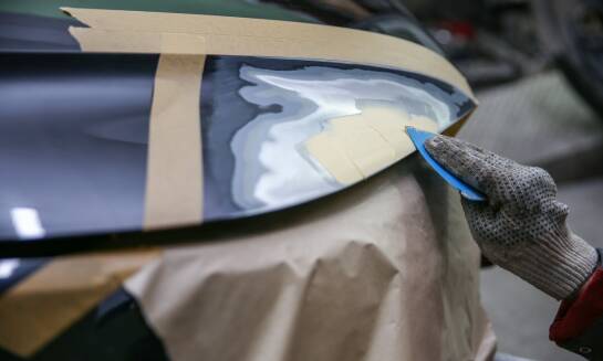 Jakie są etapy profesjonalnego oklejania samochodu folią ochronną?