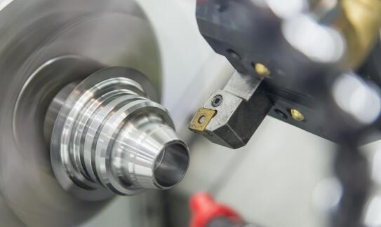 Nowoczesne rozwiązania w centrach tokarskich CNC: jak wpływają na produkcję?