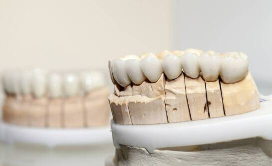 Wpływ materiałów stosowanych w protezach na ich trwałość i estetykę