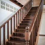 Jakie schody drewniane wybrać, aby połączyć estetykę z trwałością?