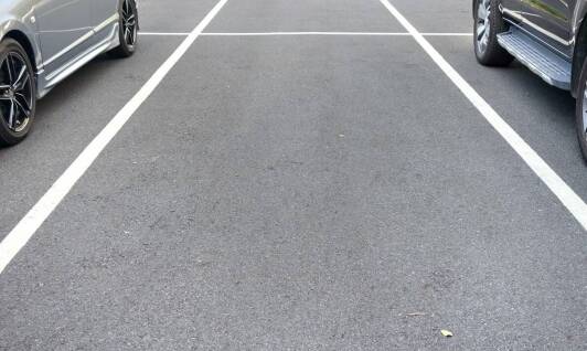 Zastosowanie malowania oznakowania poziomego w organizacji ruchu na parkingach